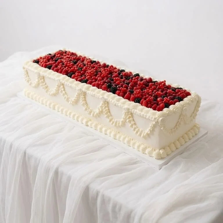 Tarta rectangular de boda con frutos rojos